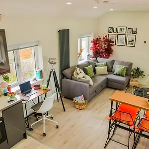 New Cosy & Secure - 2 Bed - Free Wifi - Modern & Functional Cardiff